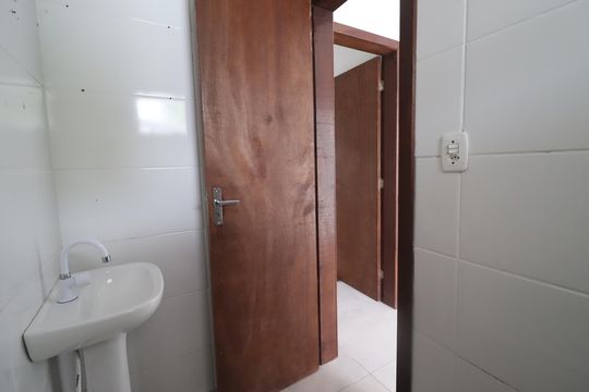 Banheiro kit net 03 de casa de condomínio para alugar com 9 quartos, 290m² em Santo Afonso, Novo Hamburgo