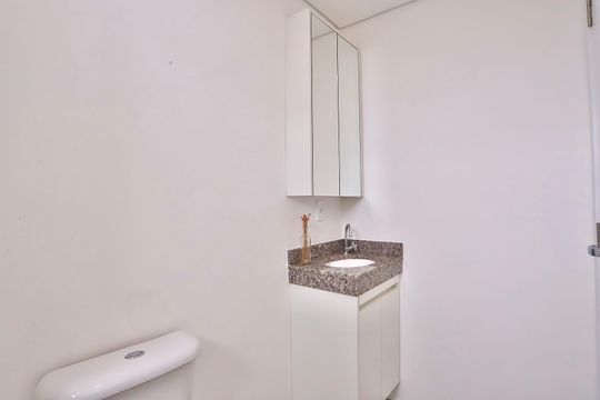 Banheiro de kitnet/studio para alugar com 1 quarto, 26m² em Belenzinho, São Paulo