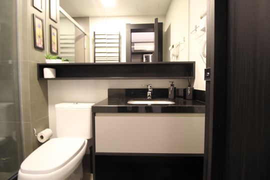 Banheiro de kitnet/studio para alugar com 0 quarto, 26m² em Três Figueiras, Porto Alegre