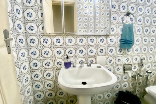 Banheiro social de apartamento à venda com 3 quartos, 116m² em Copacabana, Rio de Janeiro
