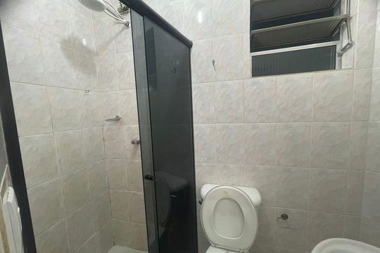 Banheiro de kitnet/studio para alugar com 1 quarto, 35m² em Cidade Universitária, Campinas