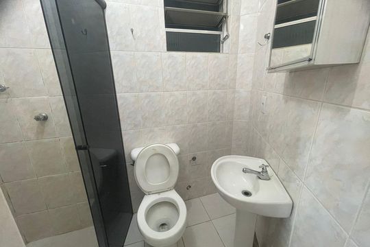 Banheiro de kitnet/studio para alugar com 1 quarto, 35m² em Cidade Universitária, Campinas