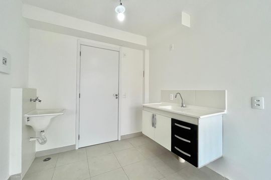 Cozinha de apartamento para alugar com 1 quarto, 43m² em Jardim Itacolomi, São Paulo
