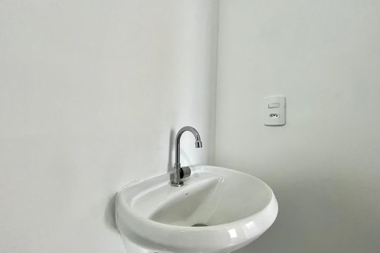 Banheiro da Suíte de apartamento para alugar com 1 quarto, 43m² em Jardim Itacolomi, São Paulo
