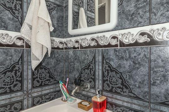Banheiro de apartamento à venda com 2 quartos, 47m² em Rubem Berta, Porto Alegre