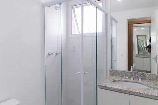 Banheiro da suíte de apartamento para alugar com 2 quartos, 60m² em Jardim das Belezas, Carapicuíba