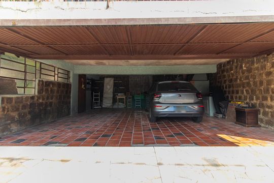 Garagem de casa para alugar com 3 quartos, 208m² em Teresópolis, Porto Alegre