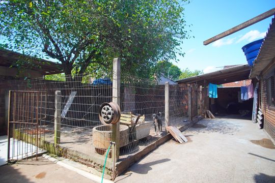 Quintal de casa à venda com 5 quartos, 300m² em Santos Dumont, São Leopoldo
