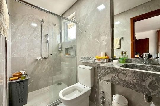 Banheiro de casa à venda com 4 quartos, 400m² em Jardim Itu Sabará, Porto Alegre