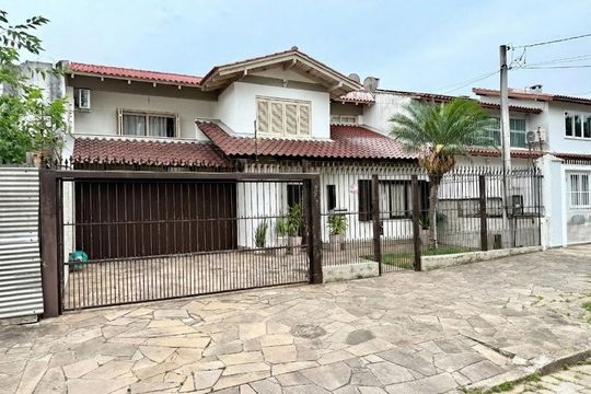 Área externa de casa à venda com 4 quartos, 400m² em Jardim Itu Sabará, Porto Alegre
