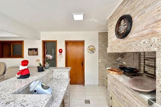 Área externa de casa à venda com 4 quartos, 400m² em Jardim Itu Sabará, Porto Alegre