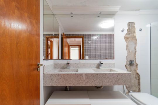 Banheiro de apartamento à venda com 3 quartos, 90m² em Pompeia, São Paulo