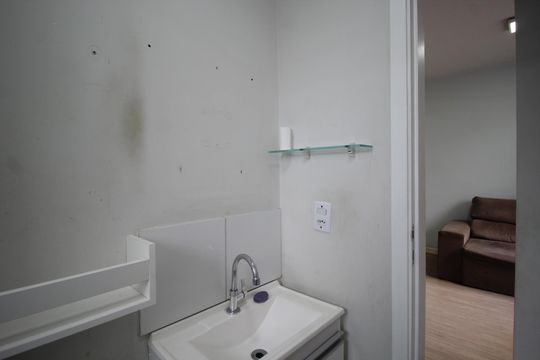 Banheiro de apartamento à venda com 2 quartos, 44m² em Morro Santana, Porto Alegre