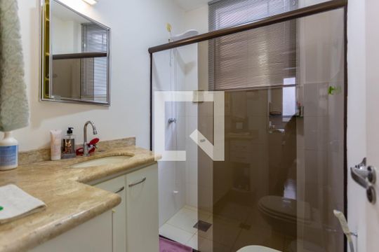 Banheiro de apartamento à venda com 2 quartos, 80m² em Sagrada Família, Belo Horizonte