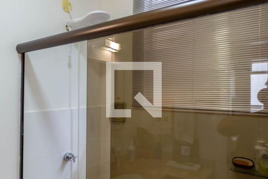 Banheiro de apartamento à venda com 2 quartos, 80m² em Sagrada Família, Belo Horizonte