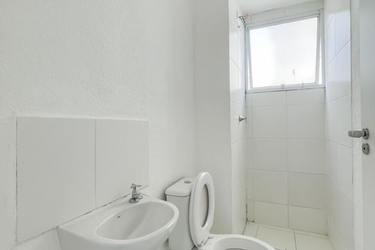 Banheiro social de apartamento para alugar com 2 quartos, 42m² em Jardim do Lago, Osasco