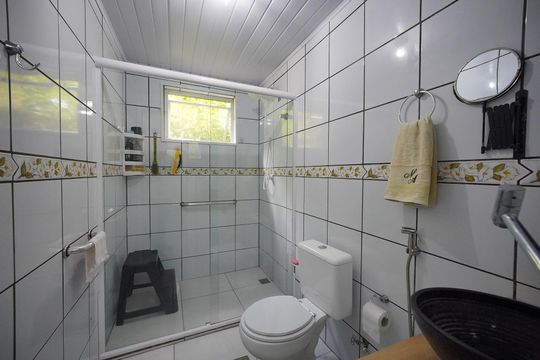 Banheiro da Suíte 1 de casa de condomínio para alugar com 3 quartos, 146m² em São João do Rio Vermelho, Florianópolis