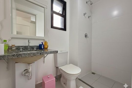 Banheiro de kitnet/studio para alugar com 0 quarto, 23m² em Santo Amaro, São Paulo