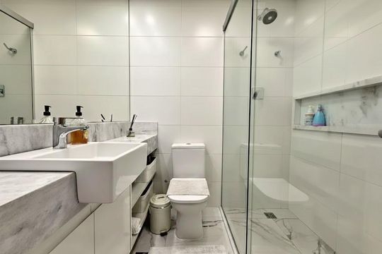 Banheiro de apartamento para alugar com 3 quartos, 136m² em Boqueirão, Santos