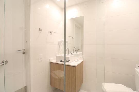 Banheiro de kitnet/studio para alugar com 1 quarto, 23m² em Pompeia, São Paulo
