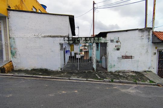 Fachada de casa para alugar com 1 quarto, 40m² em Helena Maria, Osasco