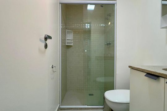 Banheiro de kitnet/studio para alugar com 1 quarto, 28m² em Pinheiros, São Paulo
