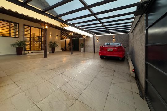 Casa à venda com 4 quartos, 490m² em Nova Cachoeirinha, Belo Horizonte