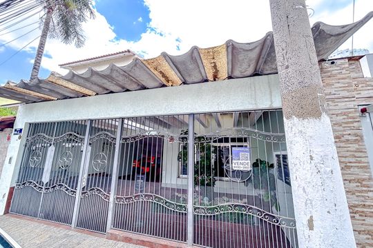 Fachada com Plaquinha de casa à venda com 4 quartos, 245m² em Cidade Mãe do Céu, São Paulo