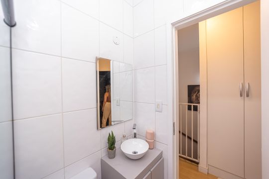 Banheiro de casa de condomínio à venda com 3 quartos, 100m² em Vila Pierina, São Paulo
