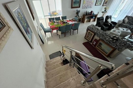Sala de casa de condomínio à venda com 4 quartos, 320m² em Recreio dos Bandeirantes, Rio de Janeiro