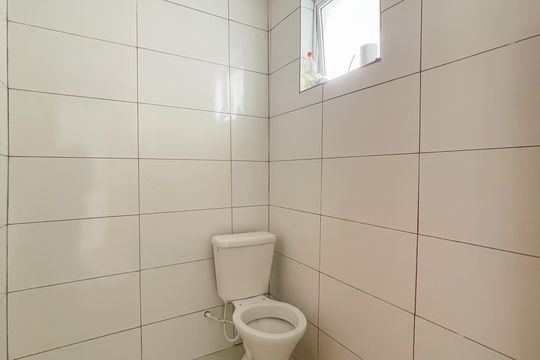 Banheiro de casa para alugar com 2 quartos, 65m² em Ayrosa, Osasco