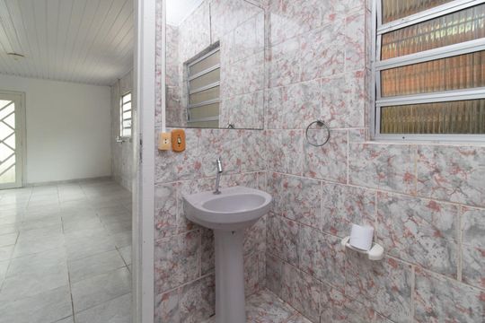 Banheiro de casa à venda com 1 quarto, 120m² em Cavalhada, Porto Alegre