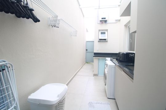 Lavanderia de casa de condomínio à venda com 4 quartos, 200m² em Interlagos, São Paulo