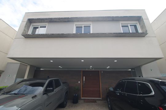 Fachada de casa de condomínio à venda com 4 quartos, 200m² em Interlagos, São Paulo