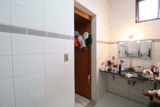 Banheiro do Quarto 2 de casa para alugar com 6 quartos, 300m² em Martins, Uberlândia