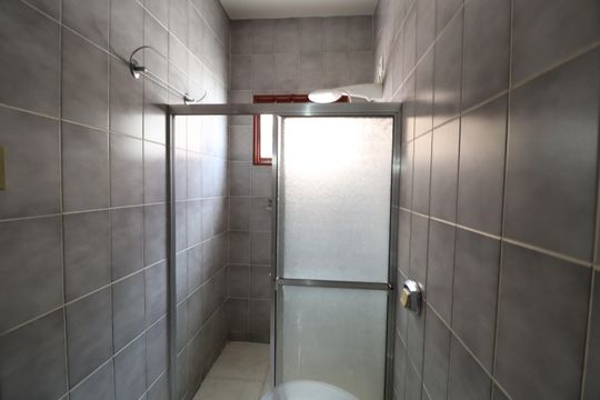 Banheiro do Quarto 4 de casa para alugar com 6 quartos, 300m² em Martins, Uberlândia