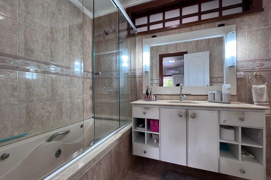 Suíte 1 - Banheiro de casa de condomínio à venda com 4 quartos, 562m² em Barra da Tijuca, Rio de Janeiro