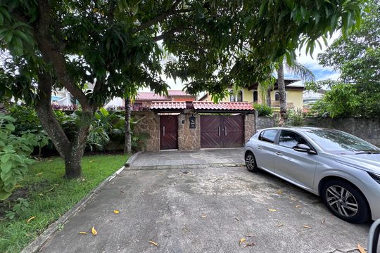 Fachada de casa de condomínio à venda com 4 quartos, 562m² em Barra da Tijuca, Rio de Janeiro