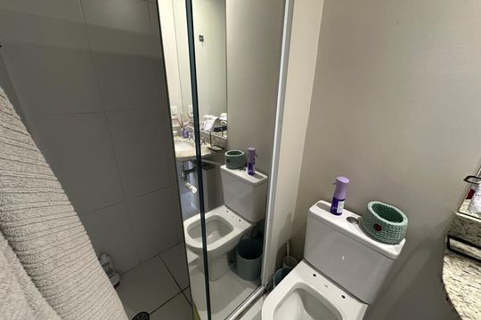 Banheiro da Suíte de apartamento à venda com 2 quartos, 60m² em Jardim Tupanci, Barueri