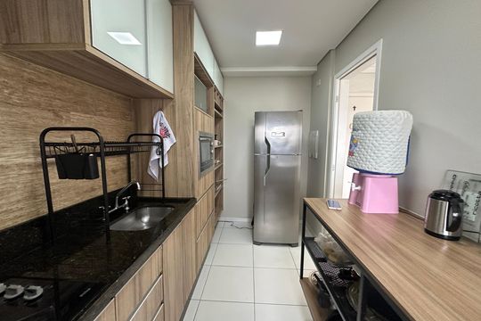 Cozinha de apartamento à venda com 2 quartos, 60m² em Jardim Tupanci, Barueri