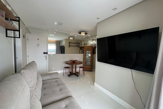 Sala de apartamento à venda com 2 quartos, 60m² em Jardim Tupanci, Barueri