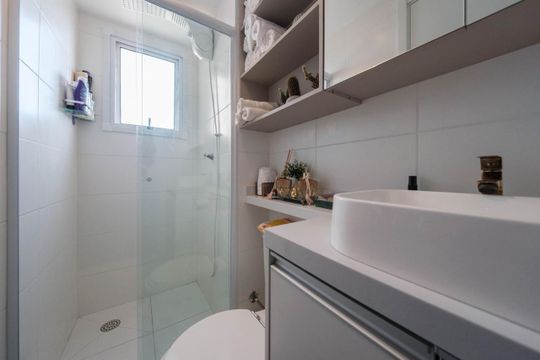 Banheiro de apartamento para alugar com 2 quartos, 42m² em Jardim Helian, São Paulo
