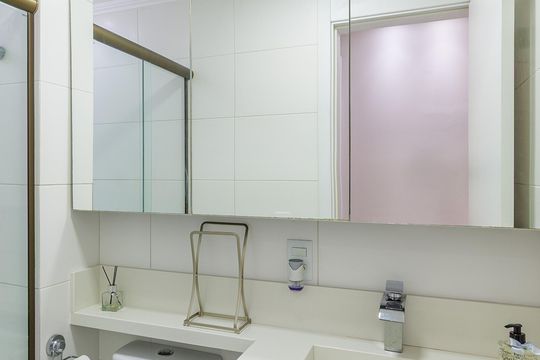 Banheiro de apartamento à venda com 2 quartos, 54m² em Centro, Canoas