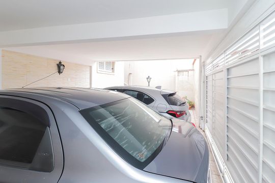 Garagem de casa à venda com 3 quartos, 215m² em Vila Carmosina, São Paulo