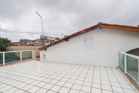 Sacada de casa à venda com 3 quartos, 215m² em Vila Carmosina, São Paulo