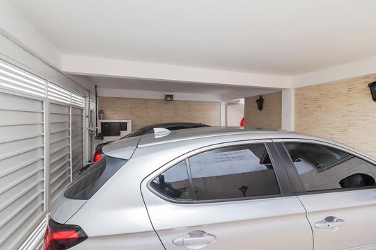 Garagem de casa à venda com 3 quartos, 215m² em Vila Carmosina, São Paulo