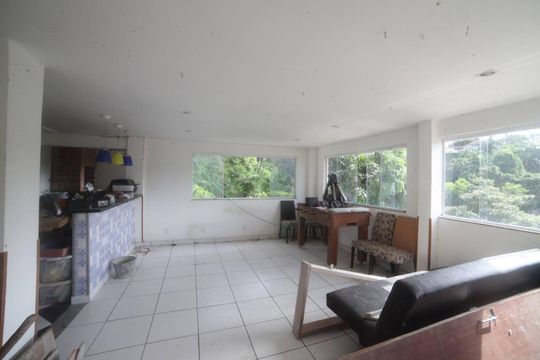 Casa à venda com 3 quartos, 195m² em Baldeador, Niterói