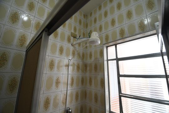 Banheiro de apartamento à venda com 2 quartos, 75m² em Centro, Campinas