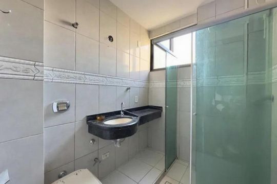 Banheiro de apartamento à venda com 2 quartos, 77m² em Centro Histórico, Porto Alegre