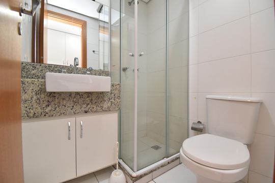 Banheiro de apartamento para alugar com 1 quarto, 39m² em Centro, Curitiba